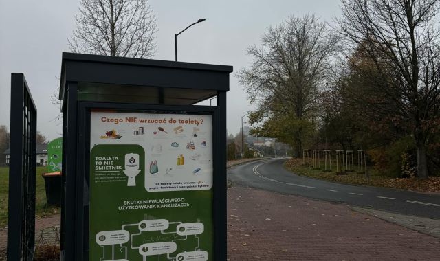 Plakaty „Czego NIE wrzucać do toalety?” na ulicach Mikołowa!