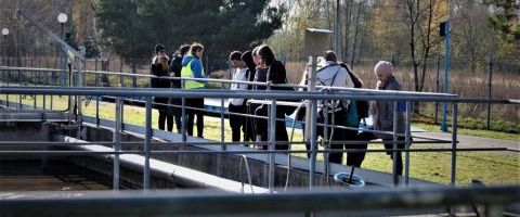 Pilotażowa szkolna wycieczka po oczyszczalni ścieków - obserwacja uczniów jak oczyszcza się ścieki.
