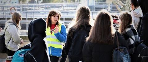 Pilotażowa szkolna wycieczka po oczyszczalni ścieków - przewodnik po oczyszczalni.