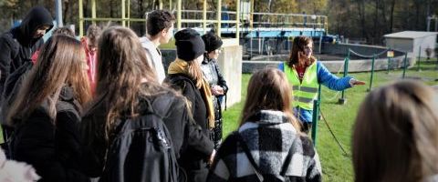 Pilotażowa szkolna wycieczka po oczyszczalni ścieków - przewodnik i uczniowie klas 7.
