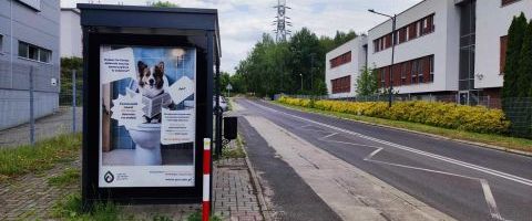 Plakat-Oszczędzanie wody w toalecie, ul. Żwirki i Wigury